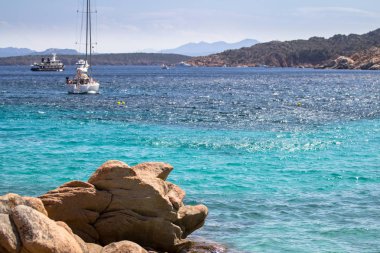 Küçük yelkenli tekne deniz