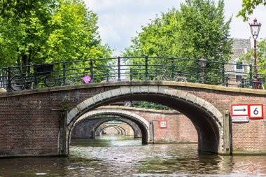 Amsterdam kanal üzerinden köprü