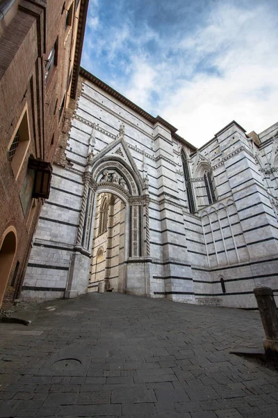 Muur van de kathedraal van Siena. Italië — Stockfoto