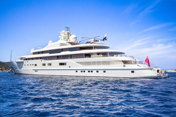 роскошная яхта в море