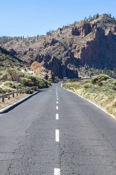 Rochers de lave et route vers le volcan Teide sur Tenerife — Photo