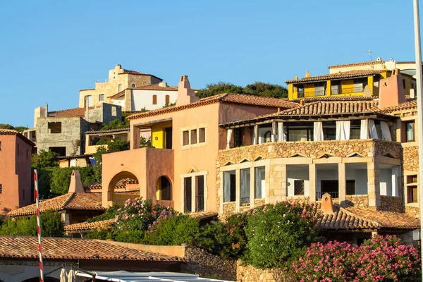 Casas italianas coloridas tradicionales, Cerdeña, Italia — Foto de Stock