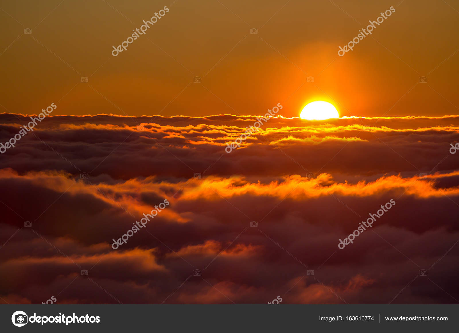 Coucher De Soleil Au Dessus Des Nuages Photographie Cahkt