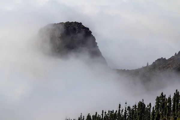 Nubes en las montañas — Foto de Stock