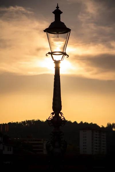 Lucerne, İsviçre şehir feneri günbatımı üzerinde silüeti — Stok fotoğraf