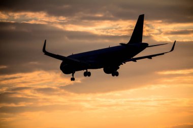 Gün batımında uçak inecek.