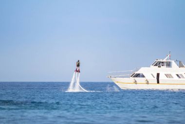 Flyboarding bir açık denizde
