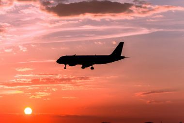 Gün batımında uçak inecek.