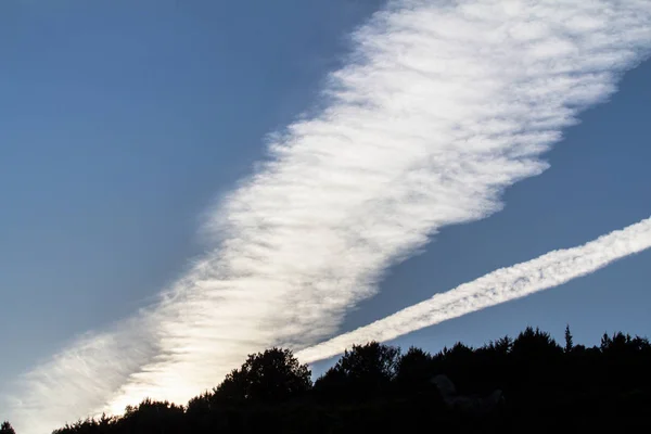 Langit biru dengan awan terbuat dari pesawat — Stok Foto