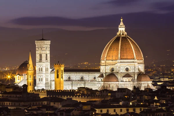 Basilica di Santa Maria del Fiore gece, İtalya Floransa'da