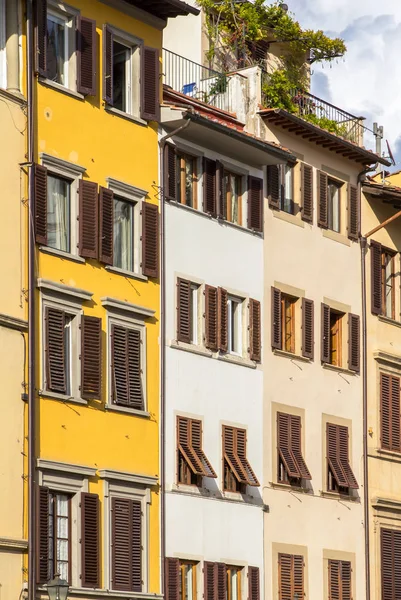 피렌체, 이탈리아에서 셔터를 가진 오래 된 집 — 스톡 사진