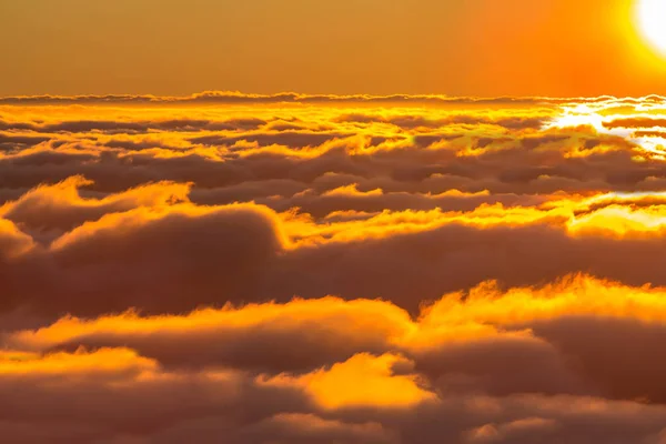 Solnedgång över molnen — Stockfoto
