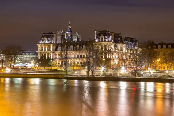 Museo del Louvre en París de noche —  Fotos de Stock