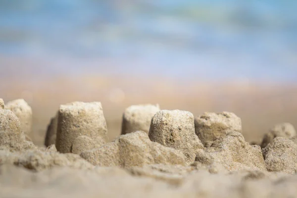 Ένα χτίσμα στην άμμο σε μια αμμώδη παραλία — Φωτογραφία Αρχείου