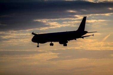 Gün batımında uçak inecek.