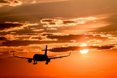 Gün batımında uçak inecek.