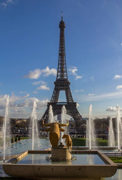 Eiffeltornet och fontänen på Jardins du Trocadero, Paris — Stockfoto