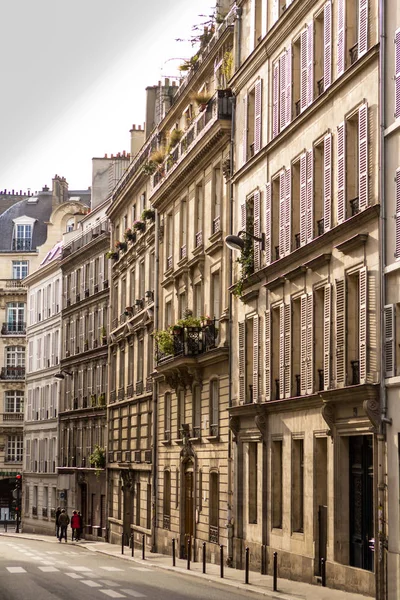 Fachada exterior de un edificio parisino — Foto de Stock