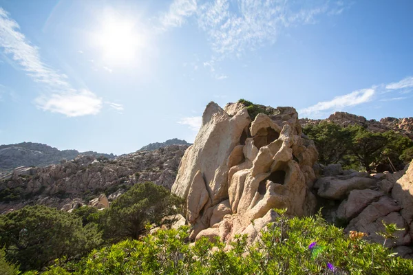 Paisaje con rocas amarillas en Cerdeña, Italia — Foto de Stock