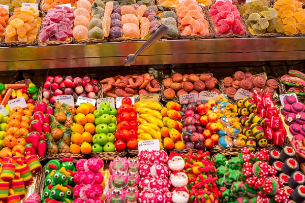 Různé sladkosti na trhu — Stock fotografie