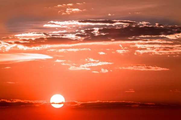 Schöner Himmel mit Sonnenuntergang — Stockfoto