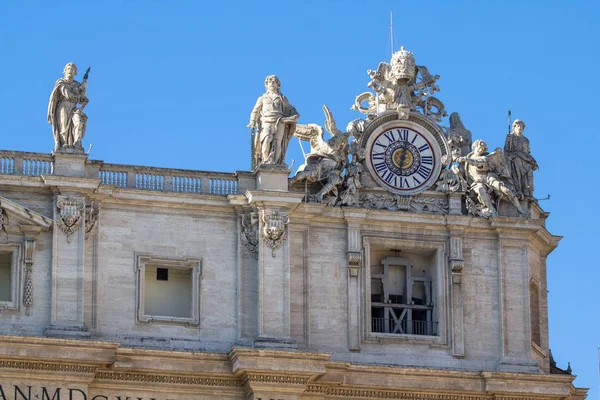 Estátuas na Catedral de São Pedro em Roma — Fotografia de Stock