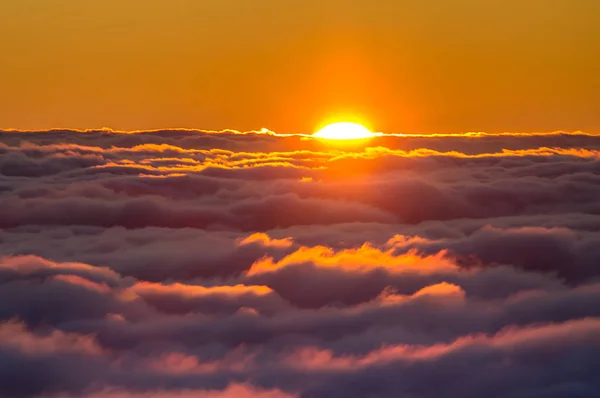 Matahari terbenam di atas awan — Stok Foto