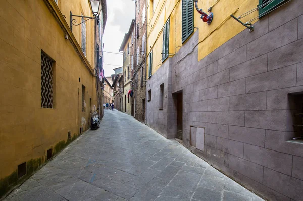 İtalya, Siena 'da dar bir ortaçağ caddesi