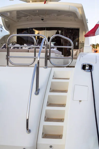 İskelede demirli yat