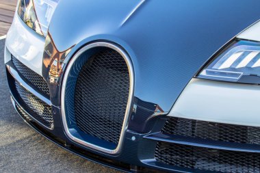 Lüks spor otomobil önü