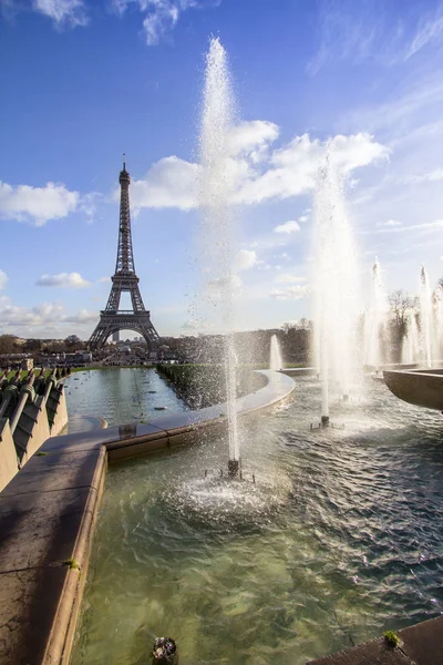 Eyfel Kulesi ve Çeşmede Jardins du Trocadero, Paris — Stok fotoğraf