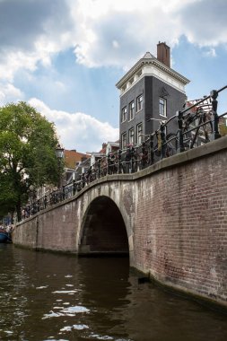 Amsterdam kanal üzerinden köprü