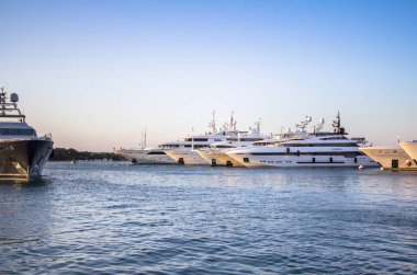 Lüks, zengin Yat Limanı Porto Cervo içinde demirleyen.