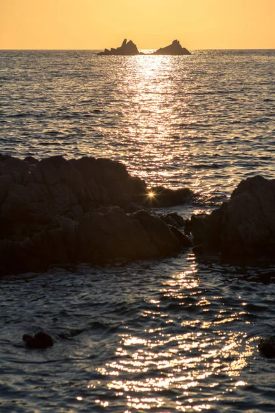 Beau coucher de soleil sur le bord de mer rocheux — Photo