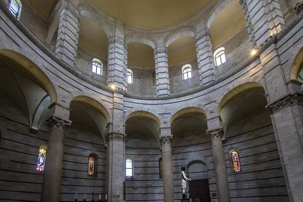 Batistério de São João no interior, Pisa, Itália — Fotografia de Stock