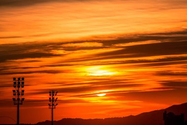 bulutlu gün batımı