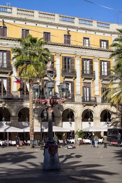 Historisch gebouw op Placa Reial in Barcelona — Stockfoto