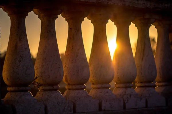 Kolommen over zonsondergang — Stockfoto