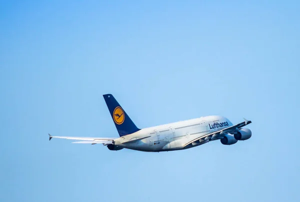 Airplane taking off — Stock Photo, Image