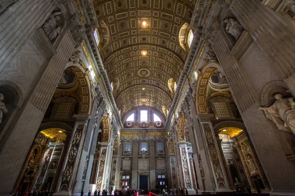 Interior de la Basílica de San Pedro, Roma — Foto de Stock