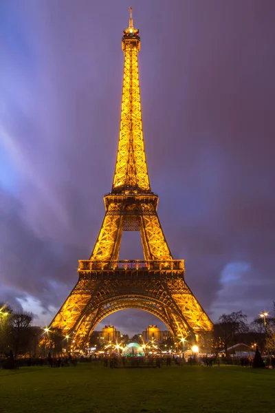 Torre Eiffel ao anoitecer em Paris, França — Fotografia de Stock