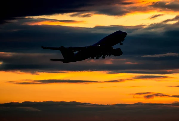 Flugzeug hebt ab — Stockfoto