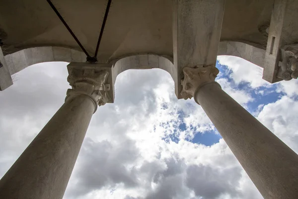 Vista de dentro da torre inclinada em Pisa, Toscana, Itália — Fotografia de Stock