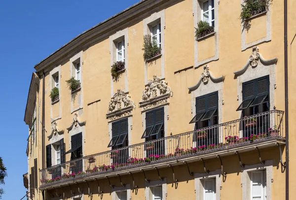 Hermosa fachada de casa antigua en Ital — Foto de Stock