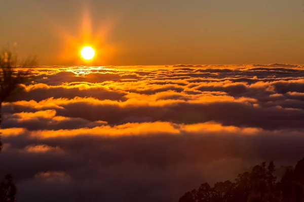 雲の上に沈む夕日 — ストック写真