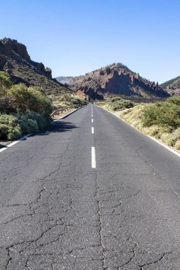 Lav kayaları ve volkan Teide Tenerife için yol