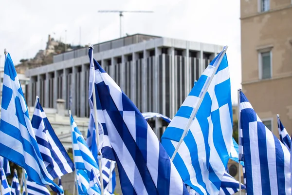 挥舞着希腊国旗 — 图库照片