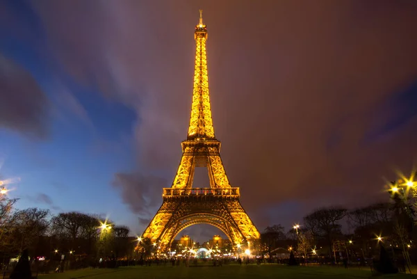 Eiffeltoren in de schemering in Parijs, Frankrijk — Stockfoto