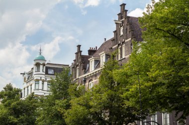 Amsterdam 'da geleneksel eski binalar