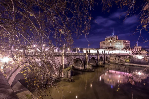 Melek Kalesi Aziz ve Roma'da tiber Nehri Köprüsü — Stok fotoğraf